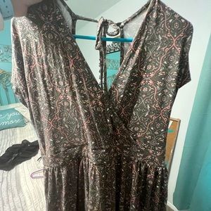 Cute flowy v neck tie shirt smoke free home very flattering